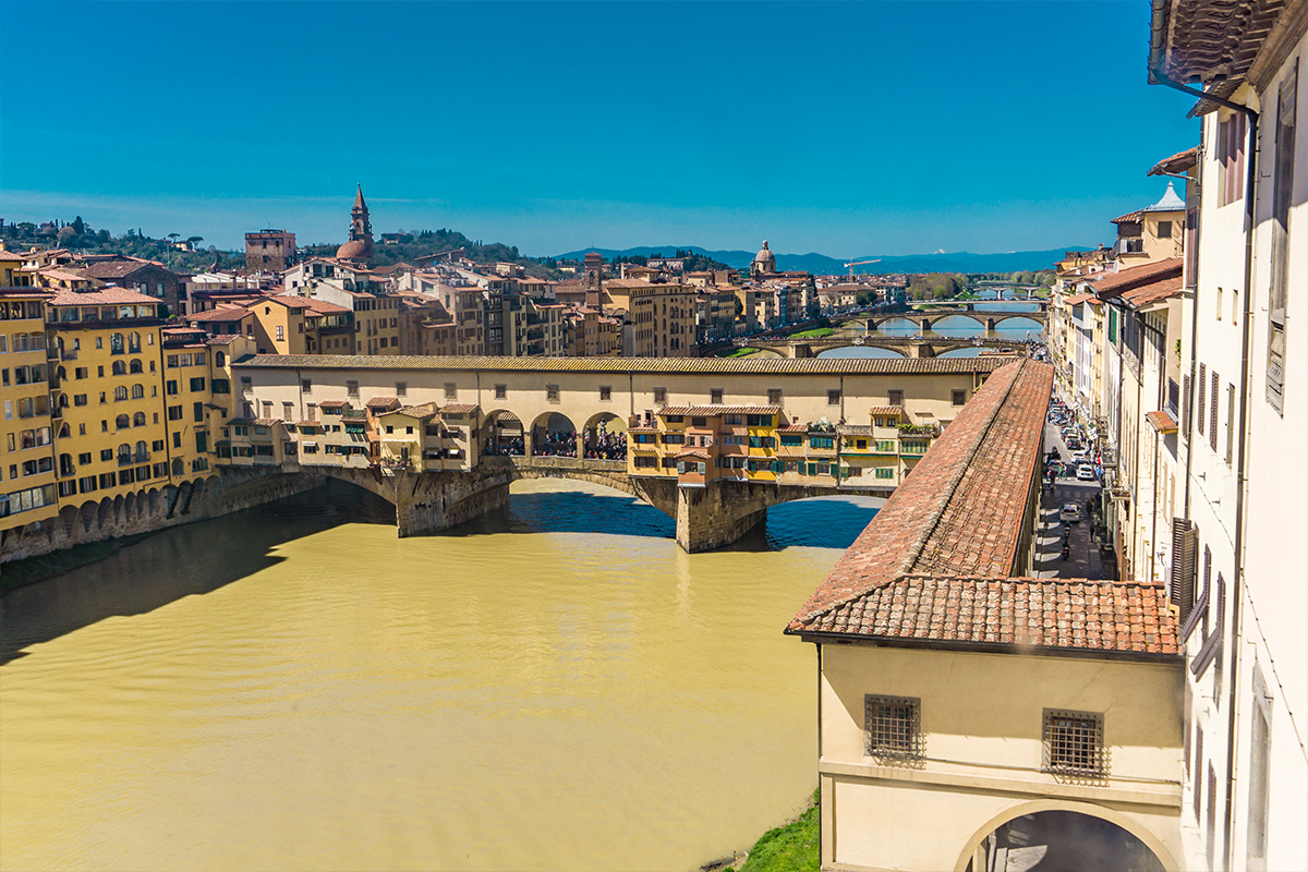 Scopri di più sull'articolo Non solo immobiliare. Il passaggio segreto di Firenze: il Corridoio Vasariano apre le porte per tour esclusivi serali.