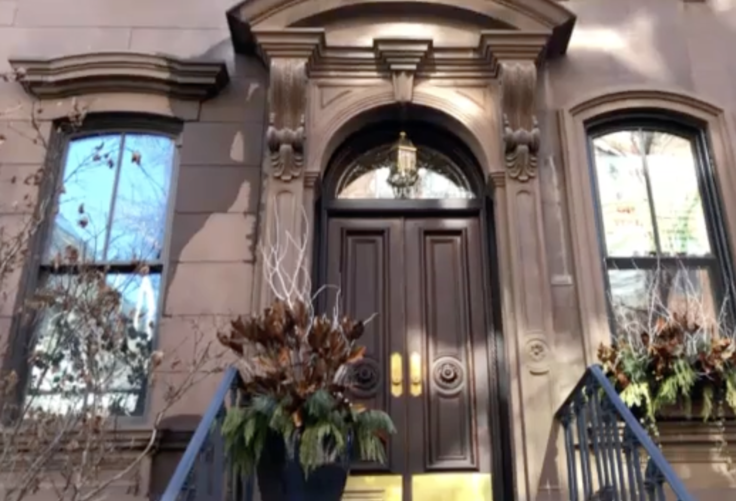 Scopri di più sull'articolo Il prezzo della fama: proprietaria di Manhattan investe 100.000 dollari per difendersi dai fan di Sex And The City